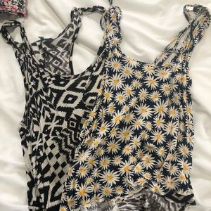 Set of 2 printed tank tops.